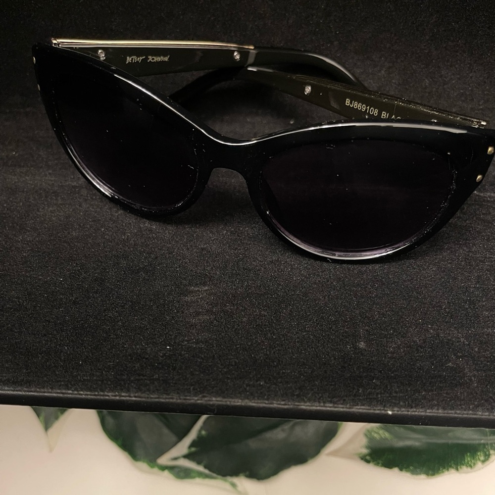 Betsy Johnson 💖 Women's Cat-Eye Sunglasses